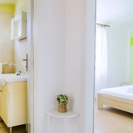 House With A Parking Space - 22433 *