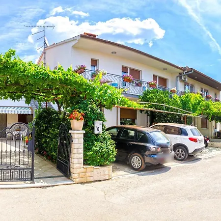 House With A Parking Space - 22433 *