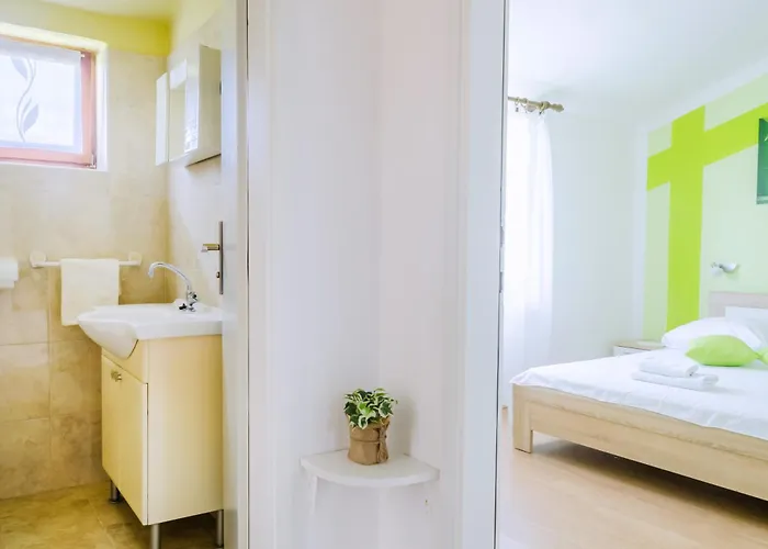 House With A Parking Space - 22433 *