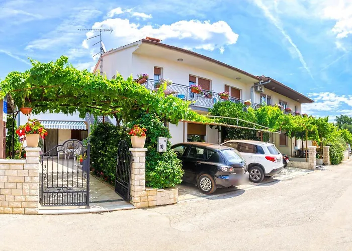 House With A Parking Space - 22433 *